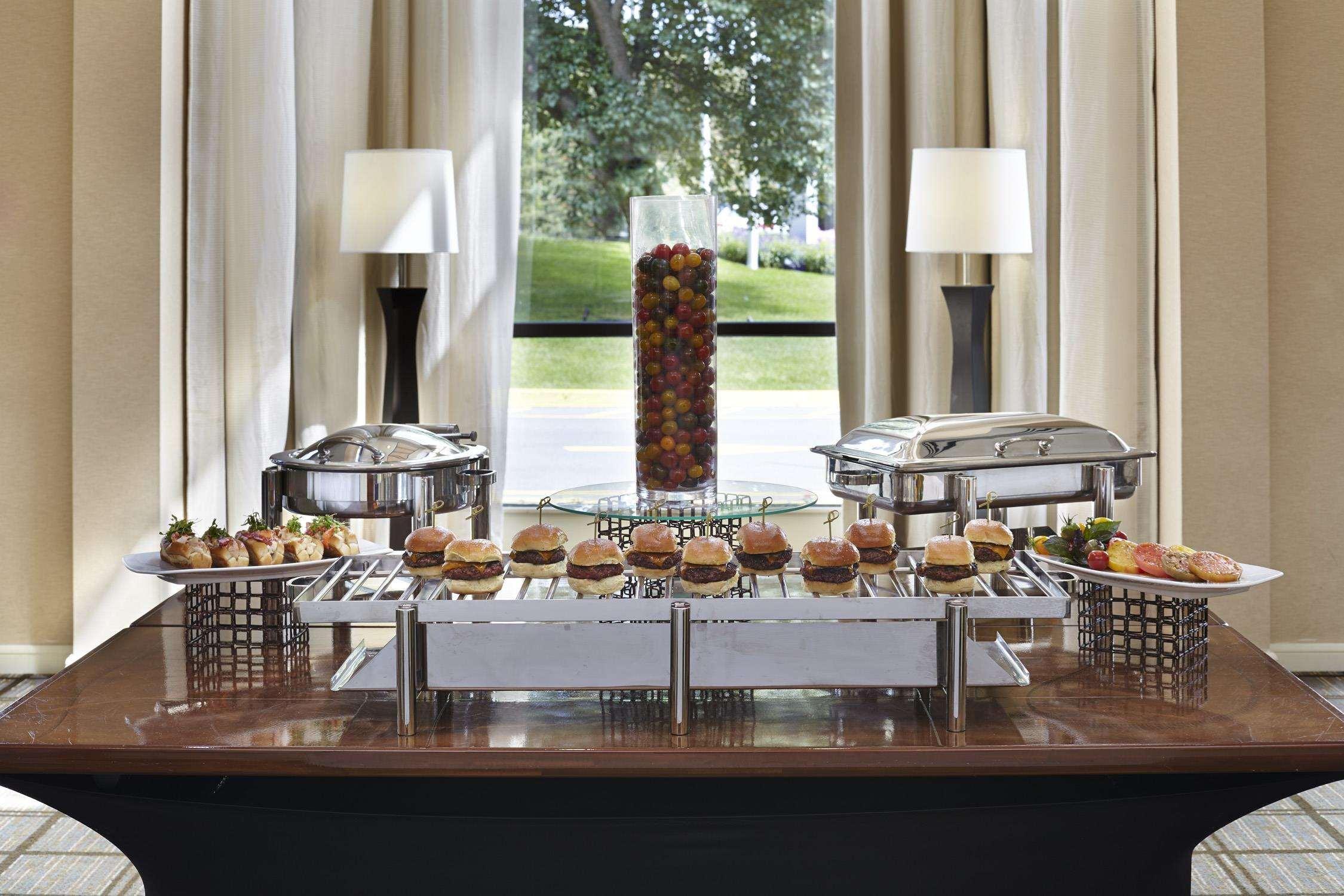 Отель The Saratoga Hilton Саратога-Спрингс Экстерьер фото